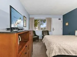 Pet-Friendly Hotel Room for 4 - Pool and Hot Tub