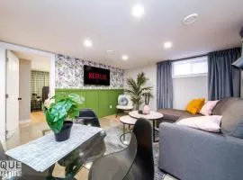 Modern Urban Escape -King Bed -Pet Friendly - Free Parking & Netflix - Fast Wi-Fi