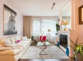 Central and quiet 2 bedroom townhouse with private patio, parking, gym