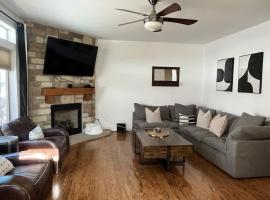4 Bedroom 3 Bathroom and Hot Tub Minutes from Slopes, hotelli kohteessa Park City