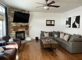 4 Bedroom 3 Bathroom and Hot Tub Minutes from Slopes