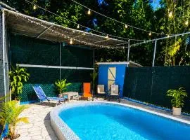 villa con Piscina aires acondicionado,BBQ privado con capacidad para 10 persona ideal para familias y grupo