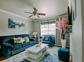 The Homestead Luxury Cozy 2BR Apartment in Nacogdoches Near SFA University and Downtown Pet Friendly Business Ready Extended Stays Welcome with Self Check In High Speed WiFi Full Kitchen In Unit Laundry Private Parking and Quiet Comfort, hotel di Nacogdoches
