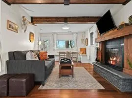 Cranberry Lake Hideaway, Cozy Cottage with Sauna, Outdoor Shower, Kayaks, Games