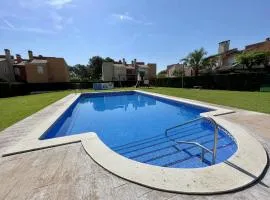 Casa adosada familiar con jardín, barbacoa y piscina en zona tranquila de Miami Playa - ES-9-162