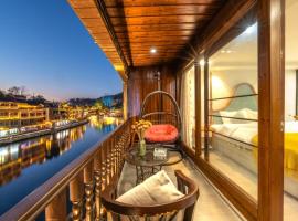 Fenghuang Ancient Town Lazy Cat Riverside Inn โรงแรมในเฟิ่งหวง