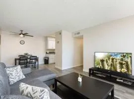 2BR Cozy Mesa Stay Near DT with Pools & Gym