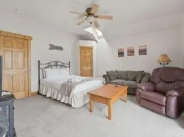 Cozy 1BR Mountain View Studio with Fireplace &Deck