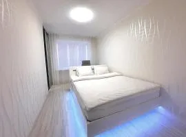Червоне і біле Мережа квартир Alex Apartments Документи для відряджень Безконтактне заселення 24-7 Електрика та Світло, Опалення є завжди, встановлена зарядна станція ЕкоФлоу