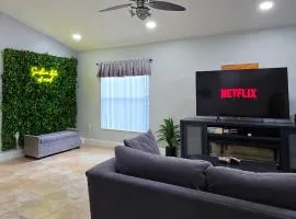 Huge Modern House near UCF - Full Kitchen, Board Games, Pets Allowed