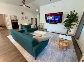 Modern Spacious 5bd King Bed Deck Near Airport
