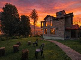 4 Bedroom Luxury Bungalow In Manali With Beautiful Scenic Mountain & Orchard View - #Private Bungalow #Premium Big rooms #Parking #Guest Preferred, Hotel in Manali