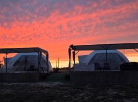Domes at the Beach, hotel i Maroni