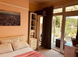 Bright London Bedroom with Garden & Patio BBQ