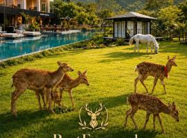 PastForward Deer Luxury Maison & Café - Yulong River Branch - Where past meets present, with deers by Karst view - Infinity pool & Rooftop Terrace, hotel u gradu Yangshuo