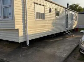Homely caravan by the beach at Pakefield Holiday Park in Suffolk ref 68088CR