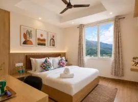 Stay Blessed 2 BHK Hill view Upper Tapovan Quiet and Serene