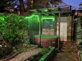 Private Hot Tub Retreat Snacks & Parking, hotel a Nottingham