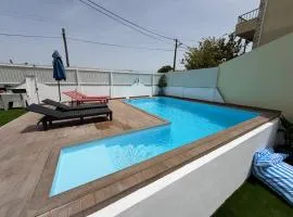 Moradia com escada, Jardim e piscina