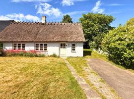 Charming Danish Half-Timbered Cottage near Puttgarden, hotel em Holeby