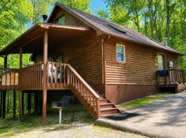 Deluxe Cabin #11 with Hot Tub on Patoka Lake in Southern Indiana, hotel a Temple