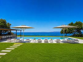 Liam Beach Front Luxury Villa with 100m2 infinity pool, Hotel in Fánai