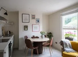 Georgian flat - 2-beds with balcony & views
