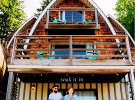 Jade Resort-Oceanfront Suites in Gowlland Harbour, hotel u gradu Heriot Bay