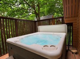 Lodge Nine for 6 with Hot Tub - Spa Resort in Devon, Hotel in Chudleigh
