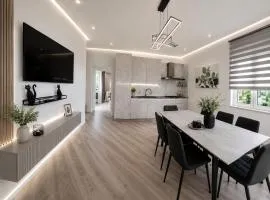 Sunny CentralApartment -3 bedrooms ,Private Parking
