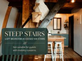 Jade Resort-Oceanfront Suites in Gowlland Harbour, hotel i Heriot Bay