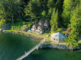 Jade Resort-Oceanfront Suites in Gowlland Harbour, хотел в Heriot Bay