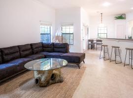 Peaceful Boho Retreat by Lake Conroe Sleeps 6, hotel a Montgomery