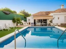 Chalet de Lujo con Piscina Privada cerca de Sevilla