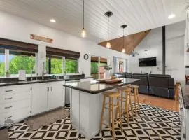 Lakeside Retreat- Charming 5 Bedroom with Kayaks