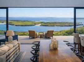 Luxury Glass Villa with Hot Tub & Sea Views - Connemara, hotelli kohteessa Roundstone