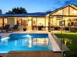 Zig Zag Retreat - Hilltop Home With Stunning Views