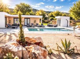 Luxury Villa Lea with Swimming Pool, Sauna & Jacuzzi, hotel u Grudama