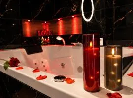 SPICY LOVE Suite Romantique avec Jacuzzi Privatif Proche Nice Cannes Cagnes sur mer Antibes