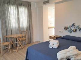 Aparthotel ALMARIS, hotel en Es Pujols