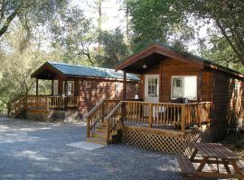 Ponderosa Camping Resort One-Bedroom Cabin 2, erivajadustega arvestav hotell sihtkohas Lotus