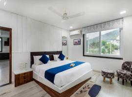 Sunset view Villa I Luxury 5 BHK Villa with pool in Nathdwara I 966o9o1oo6 2km from temple only By SK, hotel a Nāthdwāra