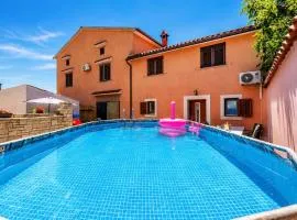 Apartment Karlo, Heated pool, private parking