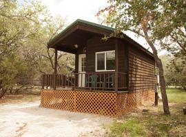 Medina Lake Camping Resort Studio Cabin 1، فندق في Lakehills