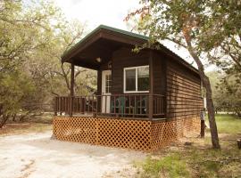 Medina Lake Camping Resort Studio Cabin 1, vakantiepark in Lakehills