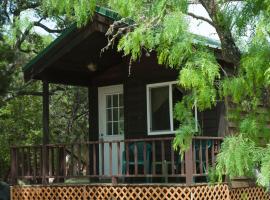 Medina Lake Camping Resort Cabin 7، فندق مع موقف سيارات في Lakehills