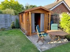 Heidi's Hideaway, Quirky wood cabin in Petersfield