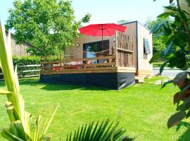Le Sunset Lodge -Tiny house au calme avec Wi-Fi et terrasse vue vallée, hotel i Saint-Léger-sur-Bonneville