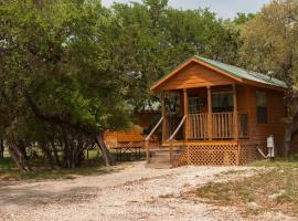 Medina Lake Camping Resort Cabin 3, magánszállás Lakehillsben