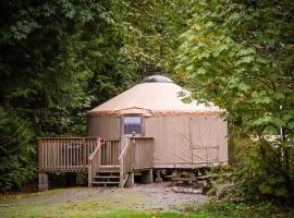 Mount Vernon Camping Resort 20 ft. Yurt 1, хотел в Bow